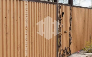 Забор из профнастила под светлое дерево