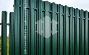 Забор из евроштакетника зеленый ral6005