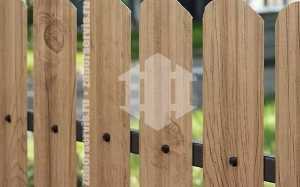 Забор из евроштакетника под светлое дерево